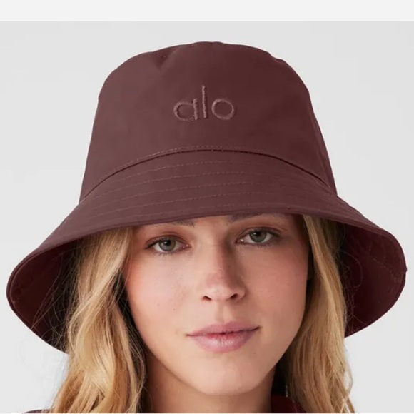 Alo Cherry Cola Bucket Hat M/L - Picture 1 of 3